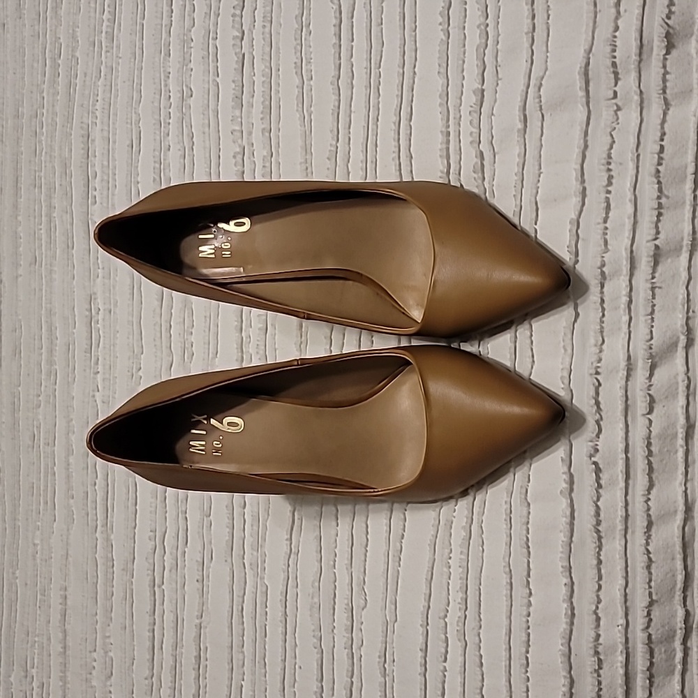 Tan pumps - Picture 4 of 7